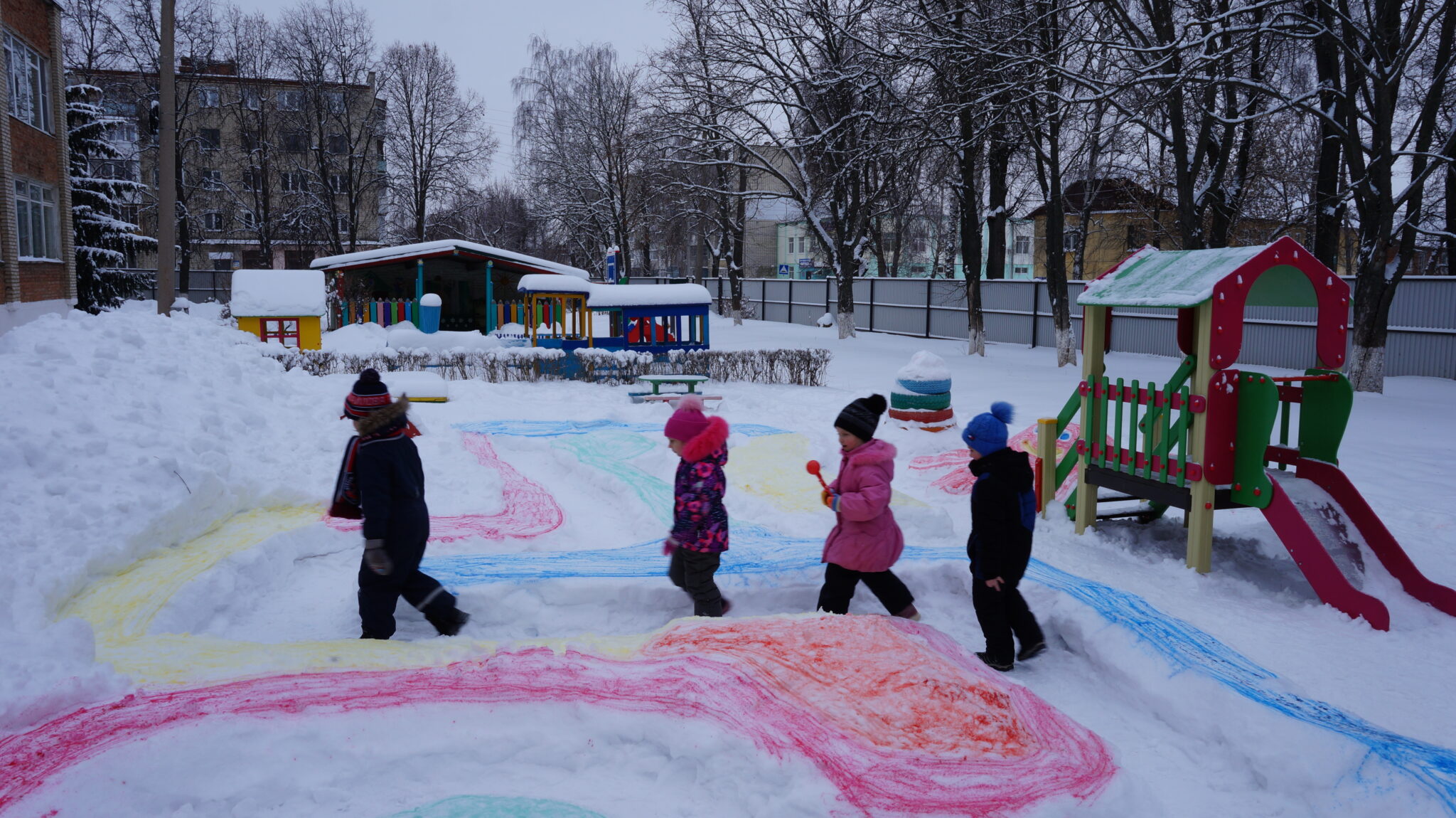 Детский сад снежок. Снежная горка в детском саду. Снежный город в детском саду. Игры зимой на участке в детском саду. Игры со снегом в детском саду.
